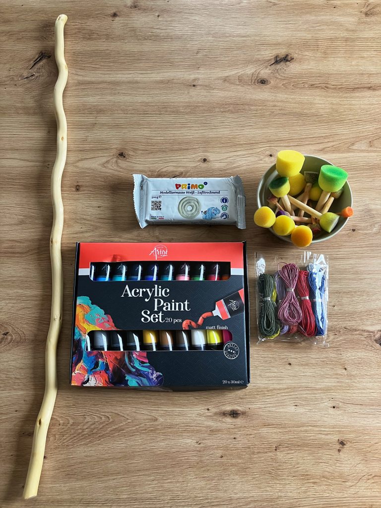 Bastelmaterialien für ein Windspiel.