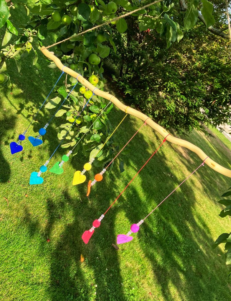 Windspiel mit farbigen Herzen